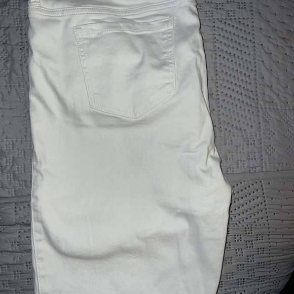 11” White Jegging Bermuda shorts - Picture 4 of 4